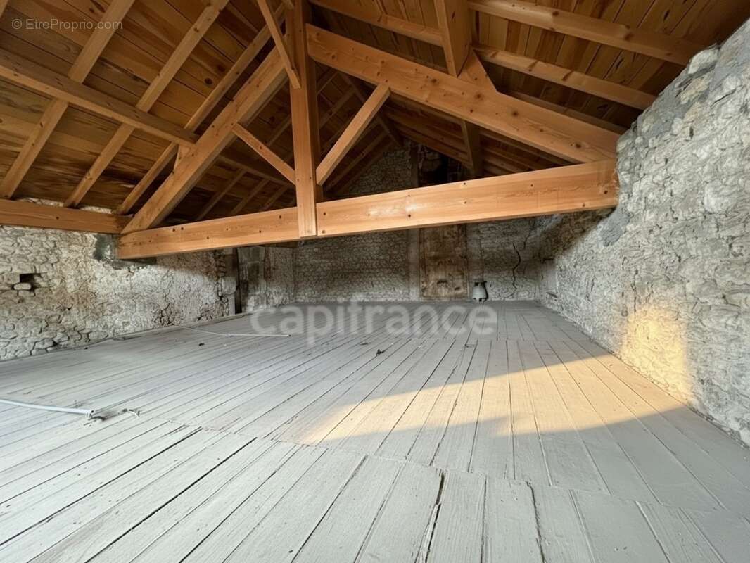 Certaines maisons séduisent par ce qu'elles sont, d'autres par tout ce qu'elles peuvent devenir - Vanzac (17) - photo 11