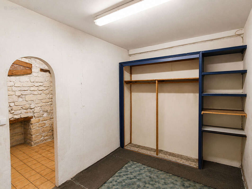 Local / Appartement 49m² + 18m² en souplex place des Abbesses - photo 7