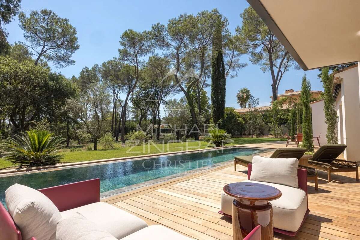 Mougins – Villa familiale rénovée dans un domaine confidentiel - photo 12