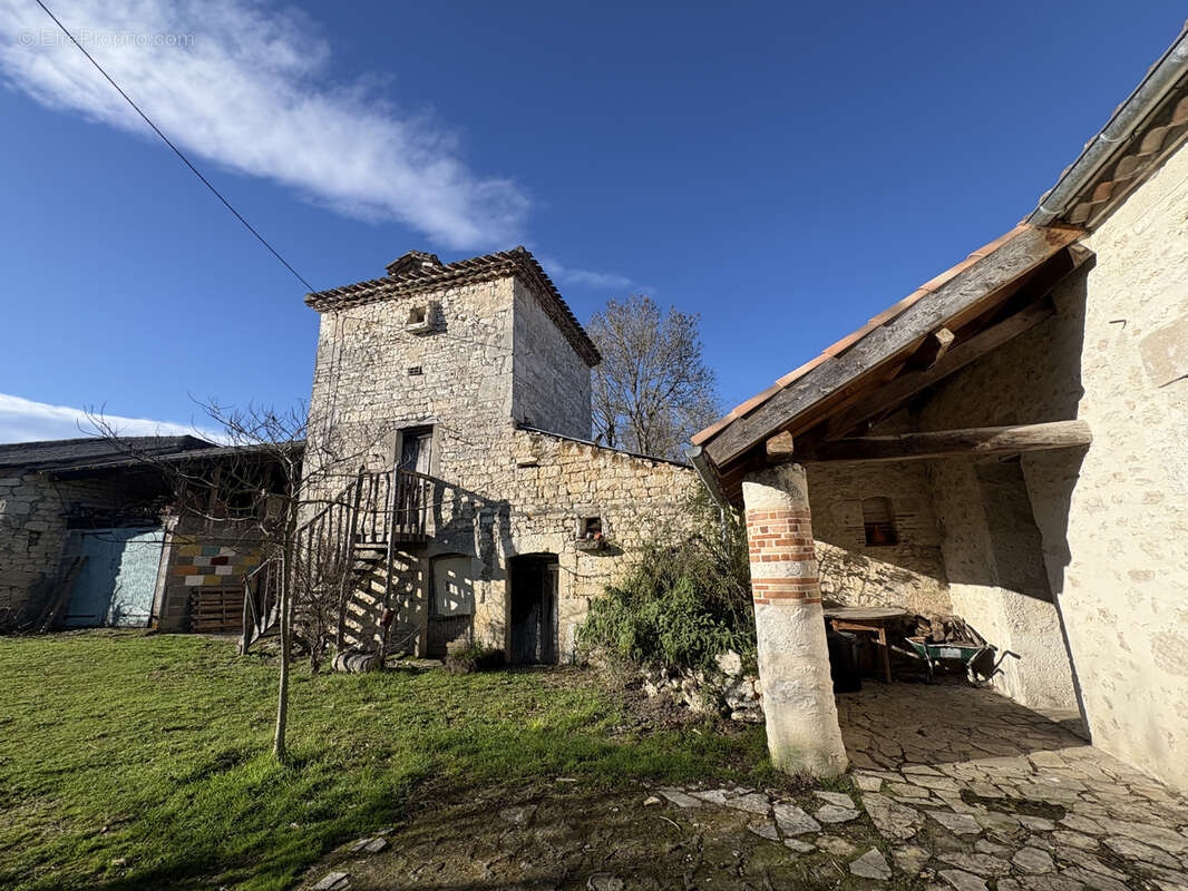 Propriété en pierre avec grange, pigeonnier et dépendances   Terrain 7 000 m2 - photo 14
