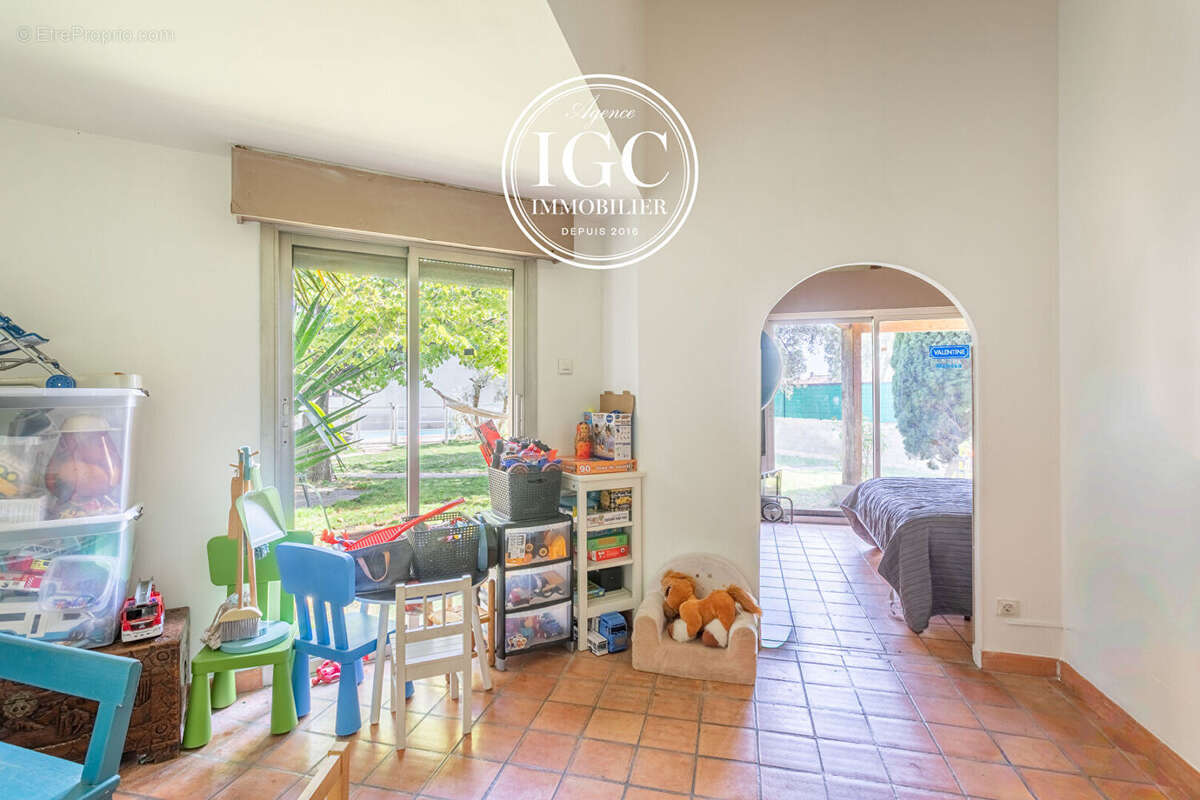 Maison type 5 - 210 m² / 1123 m² terrain - vitrolles village - photo 9