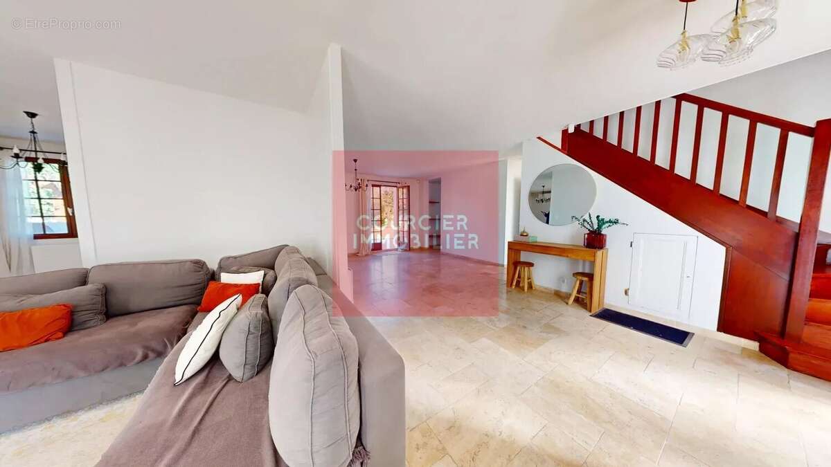 Maison à LE MESNIL-SAINT-DENIS