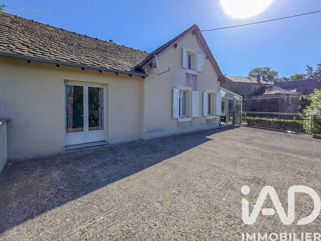 Photo 1 - Maison à SALLES-CURAN