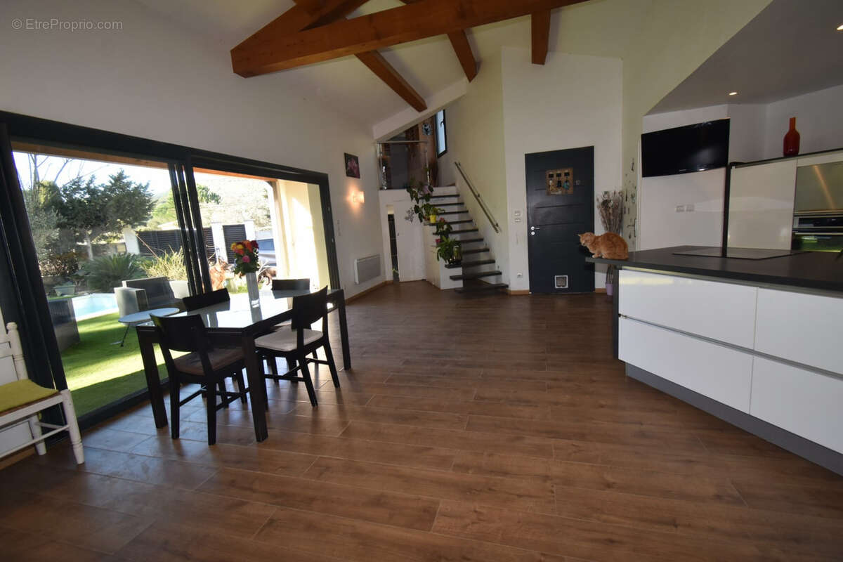 villa 4 pièces avec piscine et terrain constructible à 5 min à pieds du village du plan de la tour - photo 7
