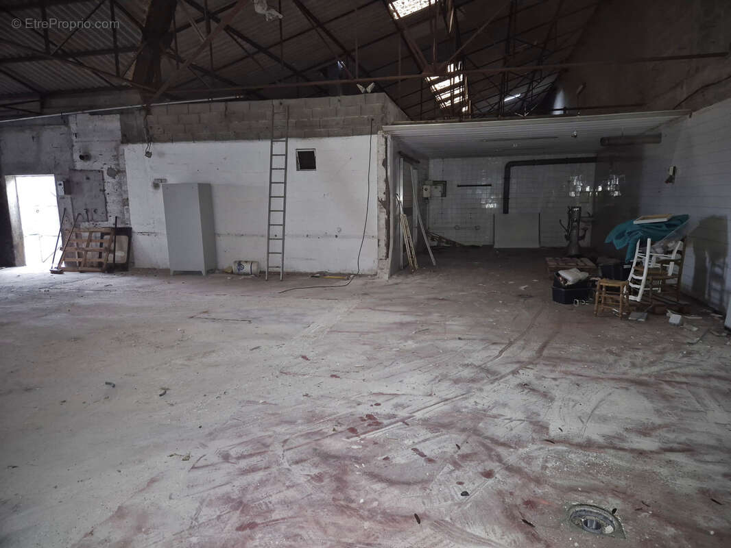 Bâtiment industriel à vendre   Alès • ±660 m2 sur terrain clos 1 389 m2 - photo 17