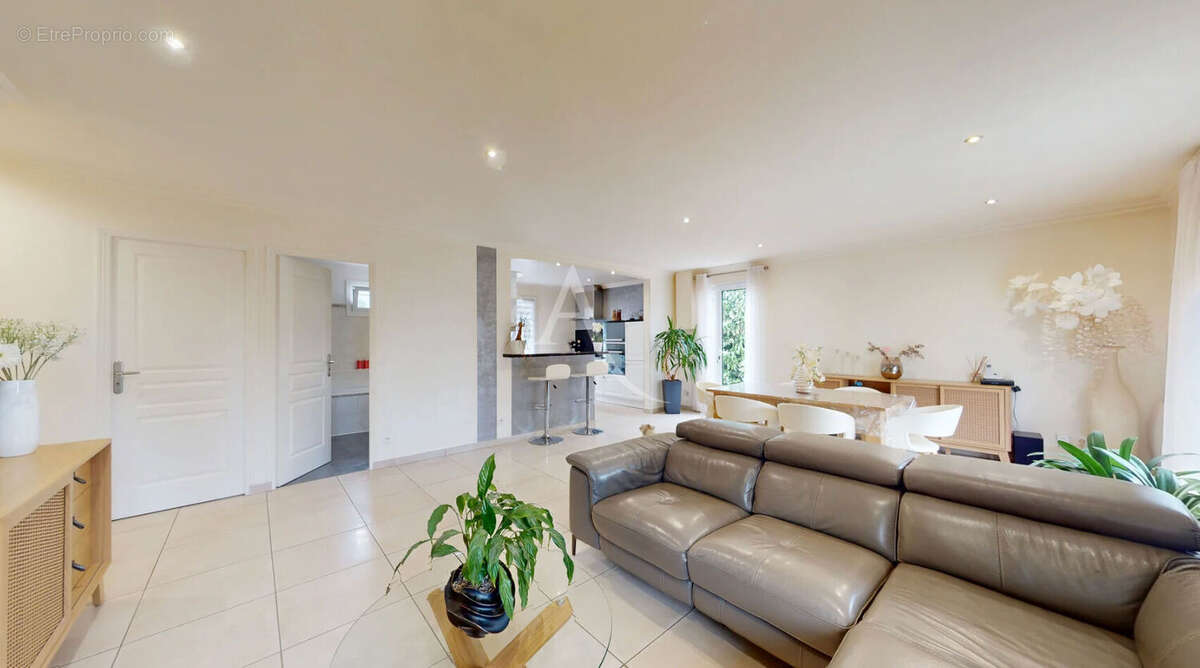 Maison à OZOIR-LA-FERRIERE