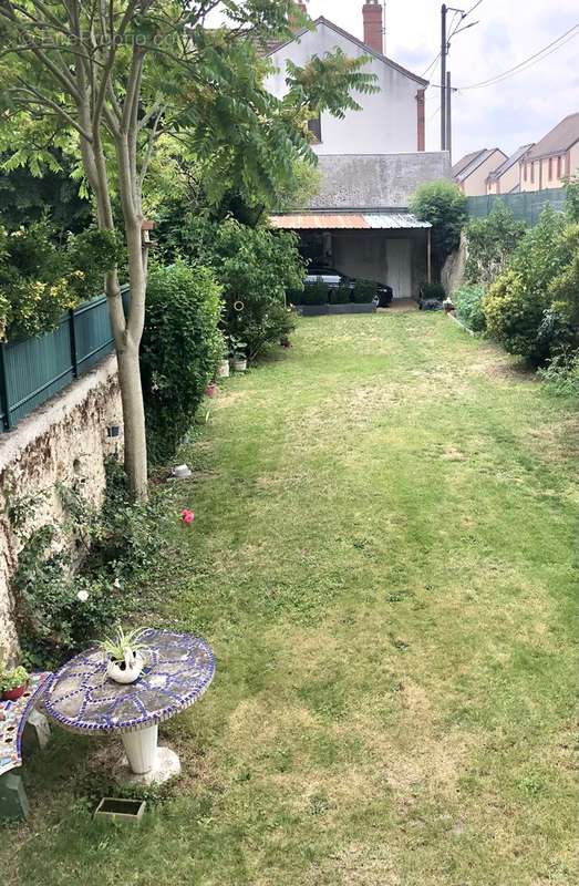 Jardin arrière avec le garage.