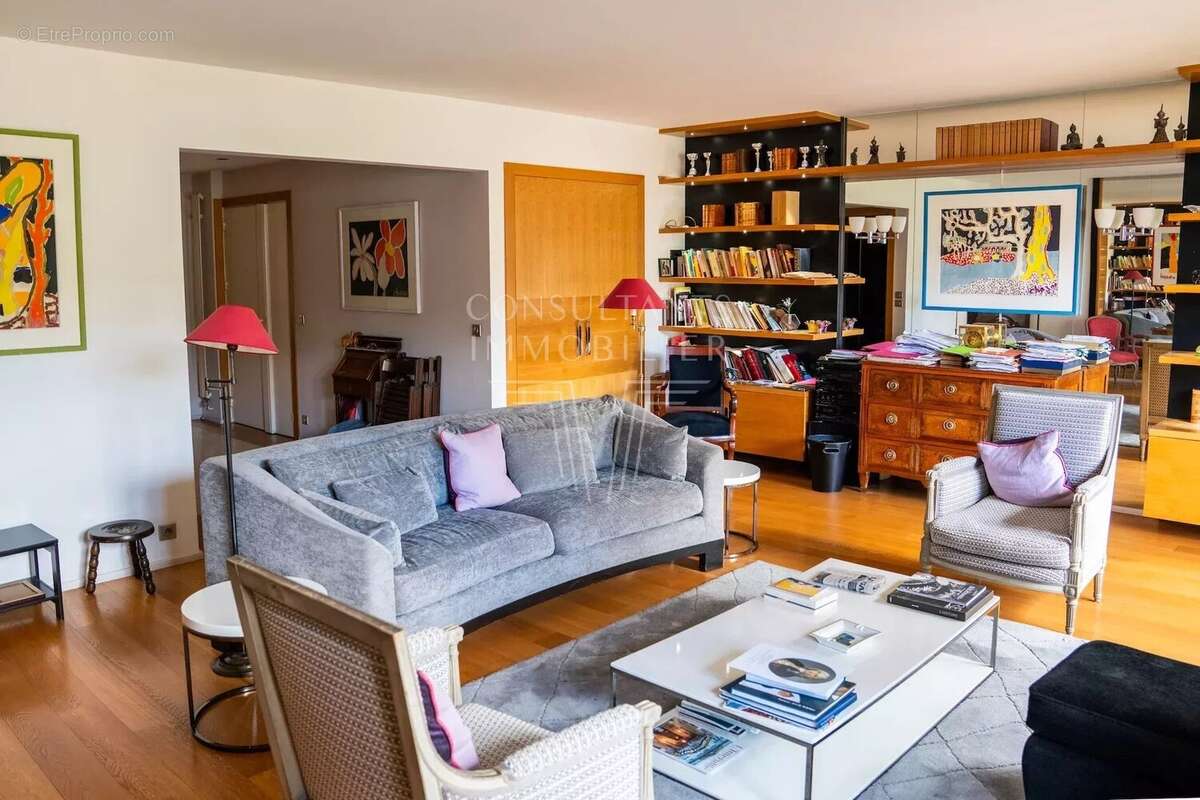 Appartement à PARIS-16E
