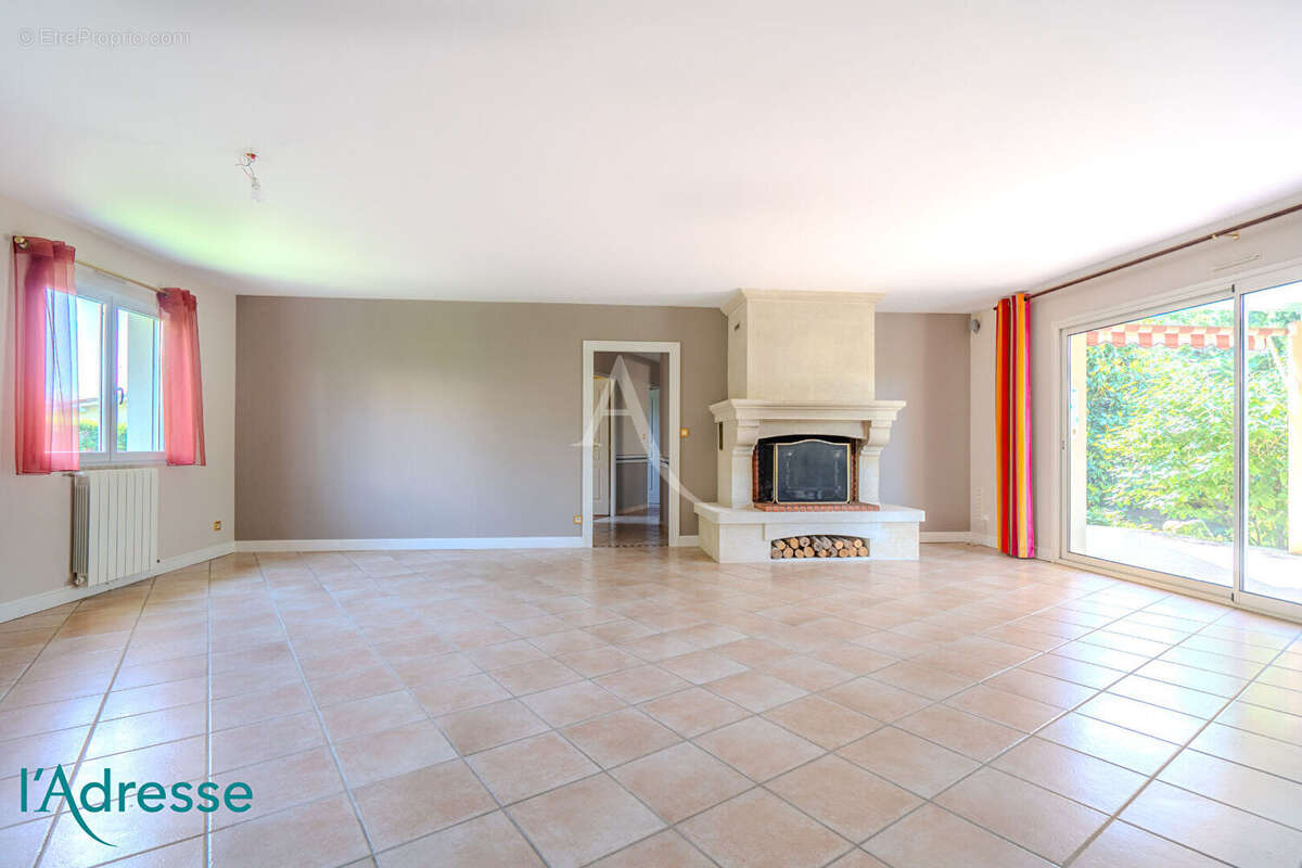 LEOGNAN BOURG - maison contemporaine de plain pied avec double garage - photo 3