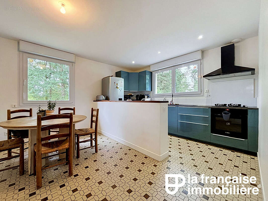 A vendre -Maison rénovée -5 chambres - terrain arboré d'environ 1 hectare - sous-sol complet - photo 4