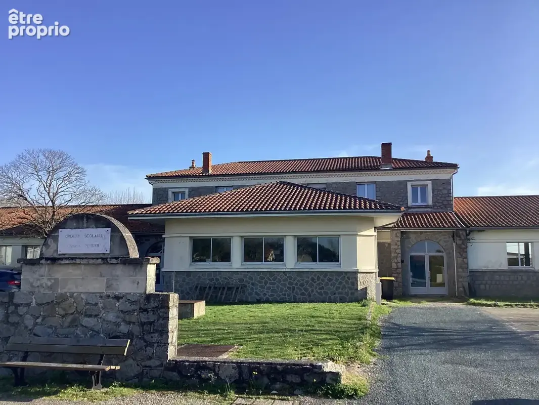 Centre scolaire à pied depuis le terrain