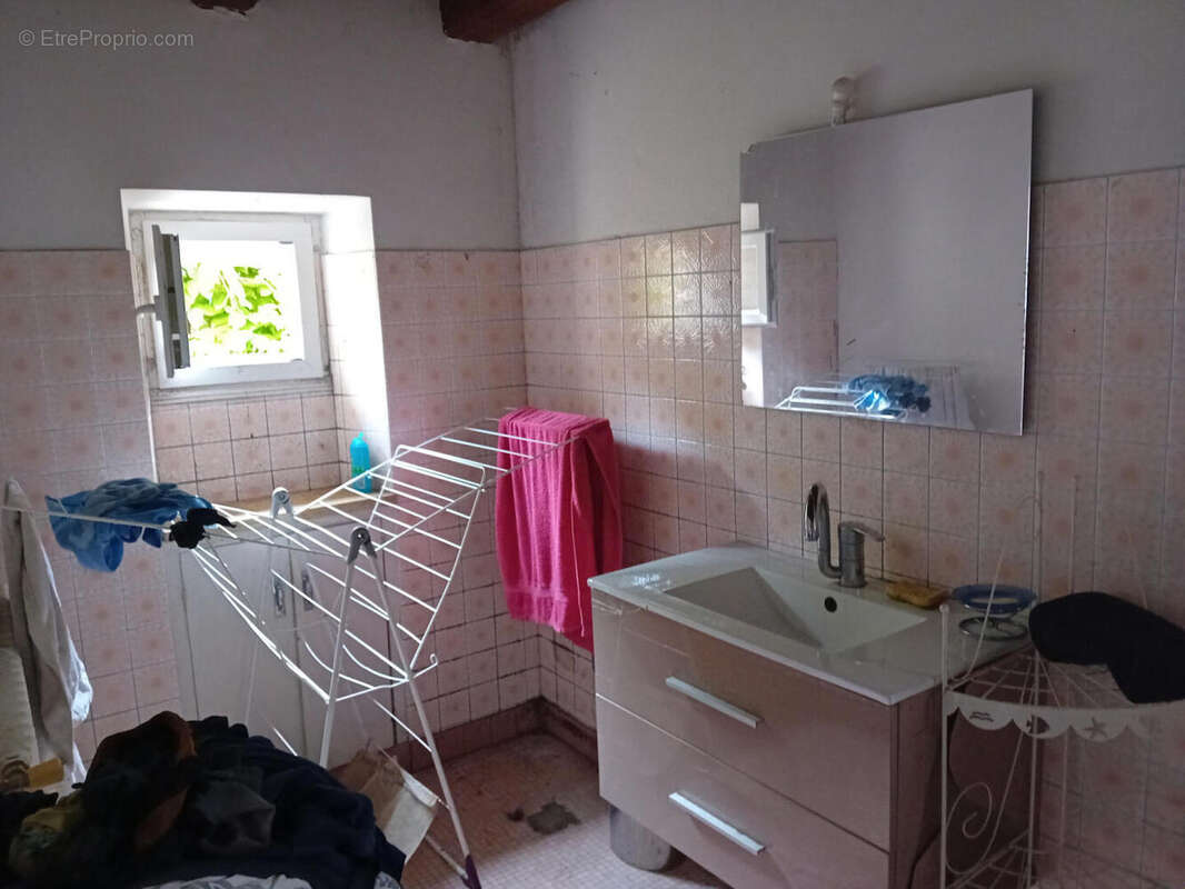salle de bain - Maison à BRETENOUX