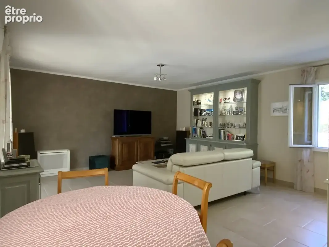 Uzès, Villa de plain pied sur terrain arboré avec piscine. - photo 6
