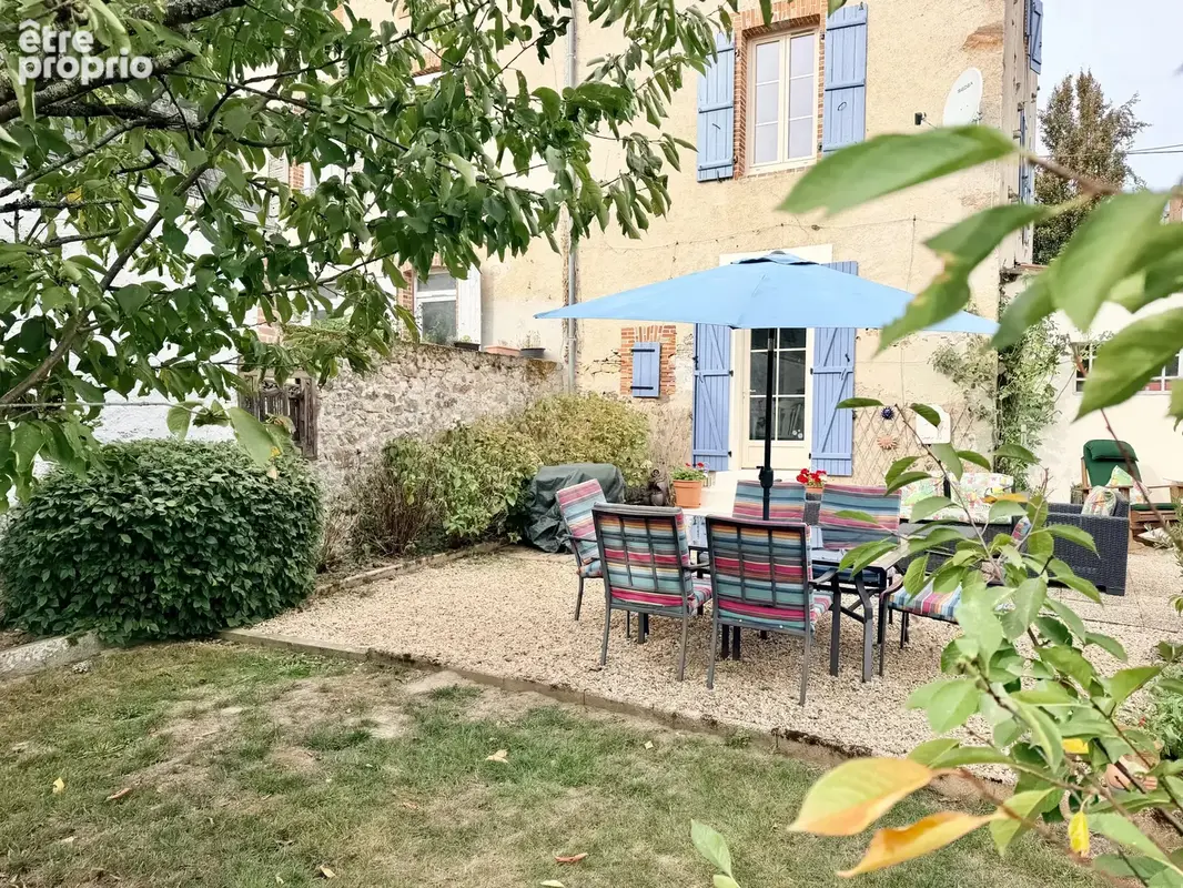Grande maison rénovée au cœur d'une ville animée dotée d'une gare - photo 2