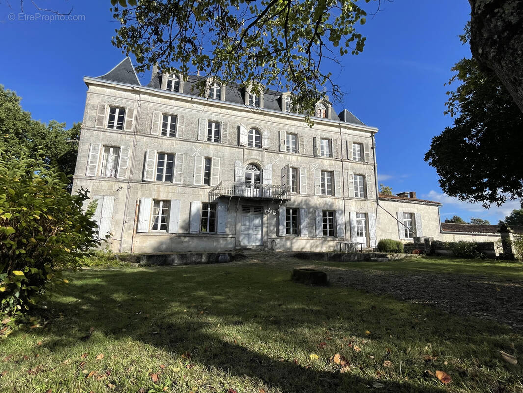 Maison à GENSAC-LA-PALLUE