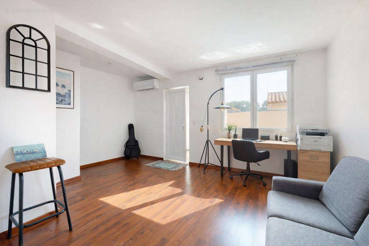 Maison à SAINT-MITRE-LES-REMPARTS