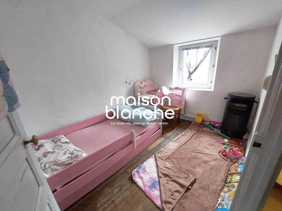 Chambre n°1 du T3 - Appartement à PARTHENAY