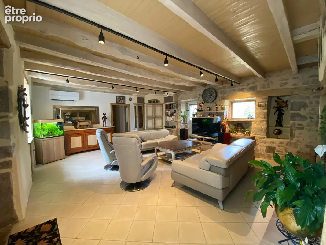Très belle propriété en pierre avec dépendances et piscine - photo 11