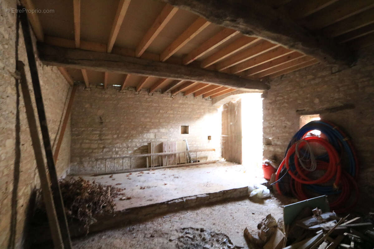 Maison à MOULINS-EN-TONNERROIS