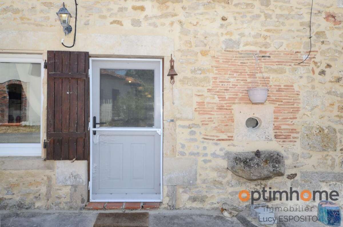  Charmante maison en pierre de 1780 pleine de caractère – Saint-Laurent-de-Céris (16)  - photo 2