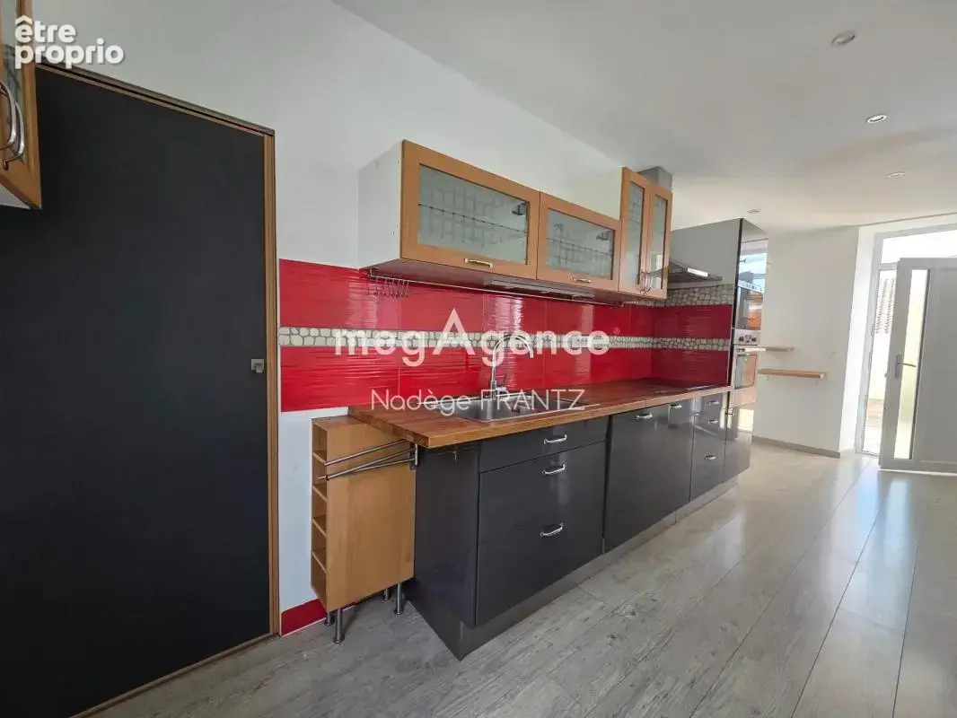 Maison charentaise à Saint-Savinien – Vie de plain-pied, 3 chambres, bureau, terrasse bois et garage rénové - photo 3