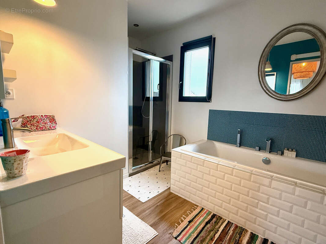 Maison à SAINTE-CECILE-LES-VIGNES