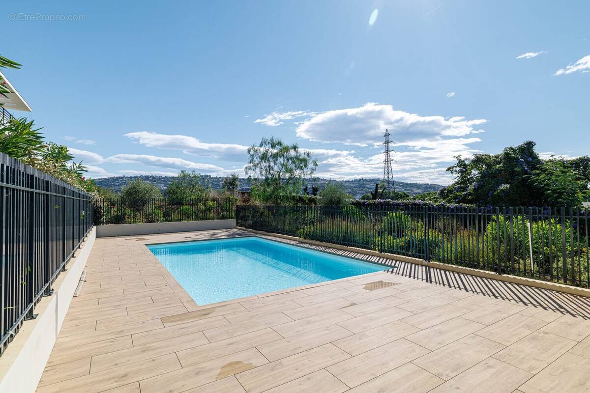 Appartement à SAINT-LAURENT-DU-VAR