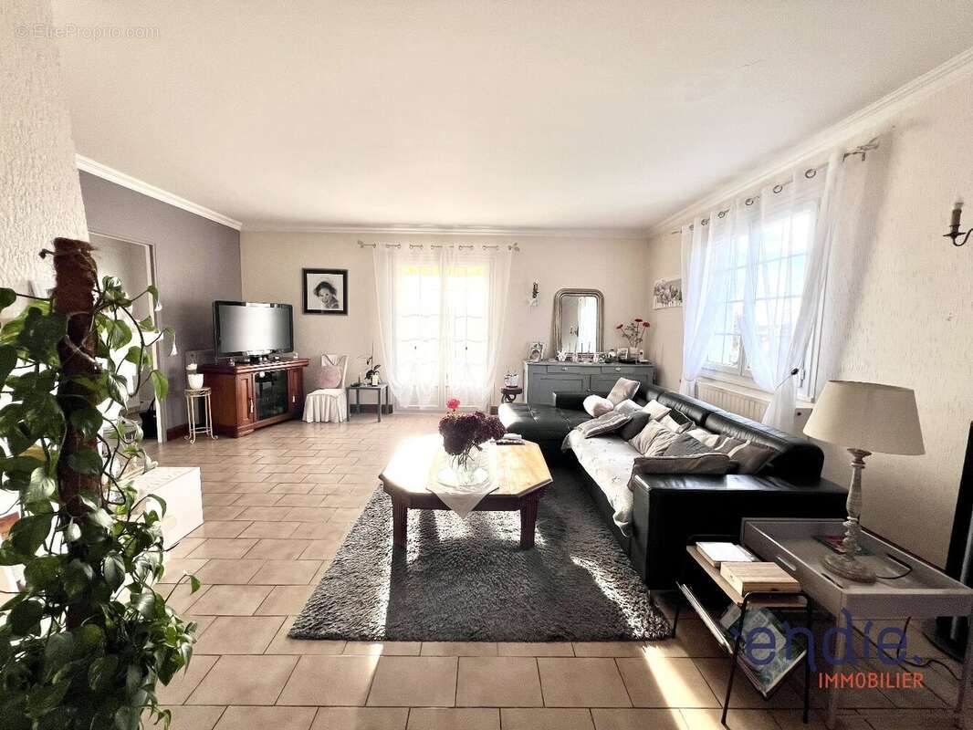 Maison à FONTAINE-LE-COMTE