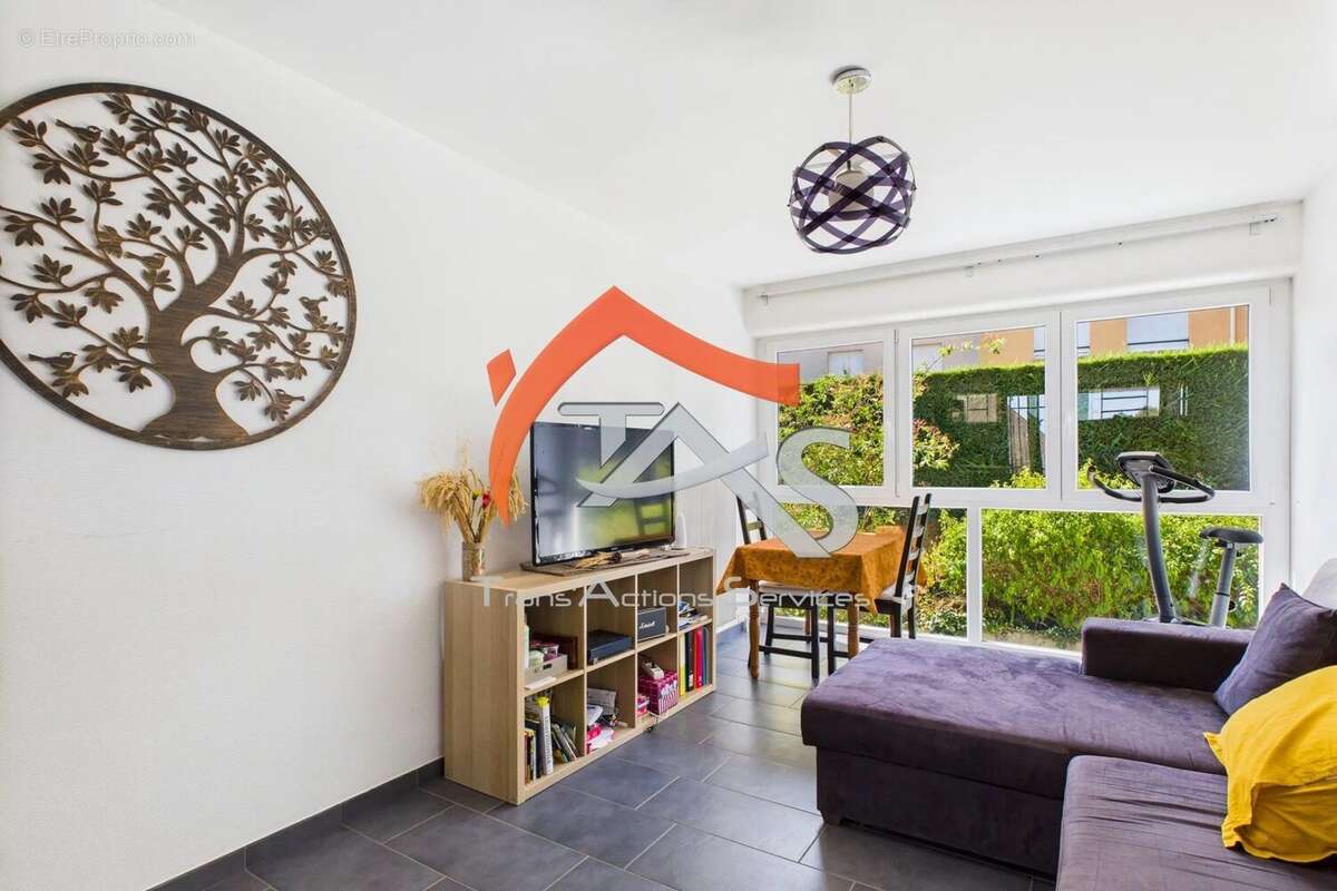 Appartement à SAINT-PRIEST-EN-JAREZ