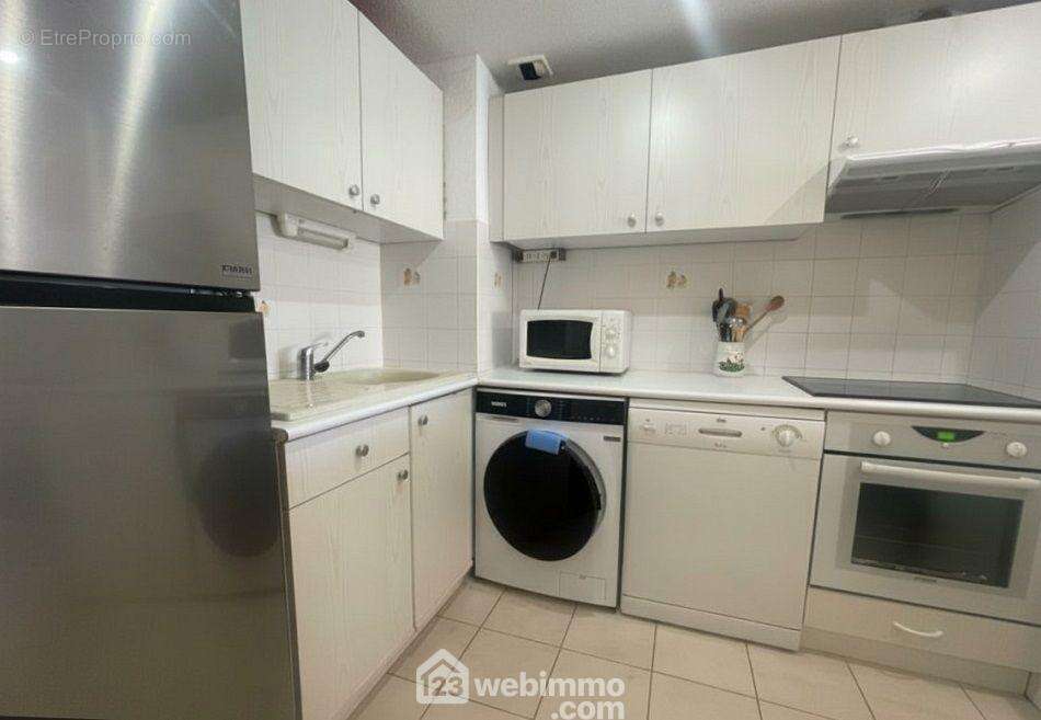 Cuisine ouverte, fonctionnelle et bien agencée, pensée pour un usage quotidien confortable. - Appartement à SAINTE-MAXIME