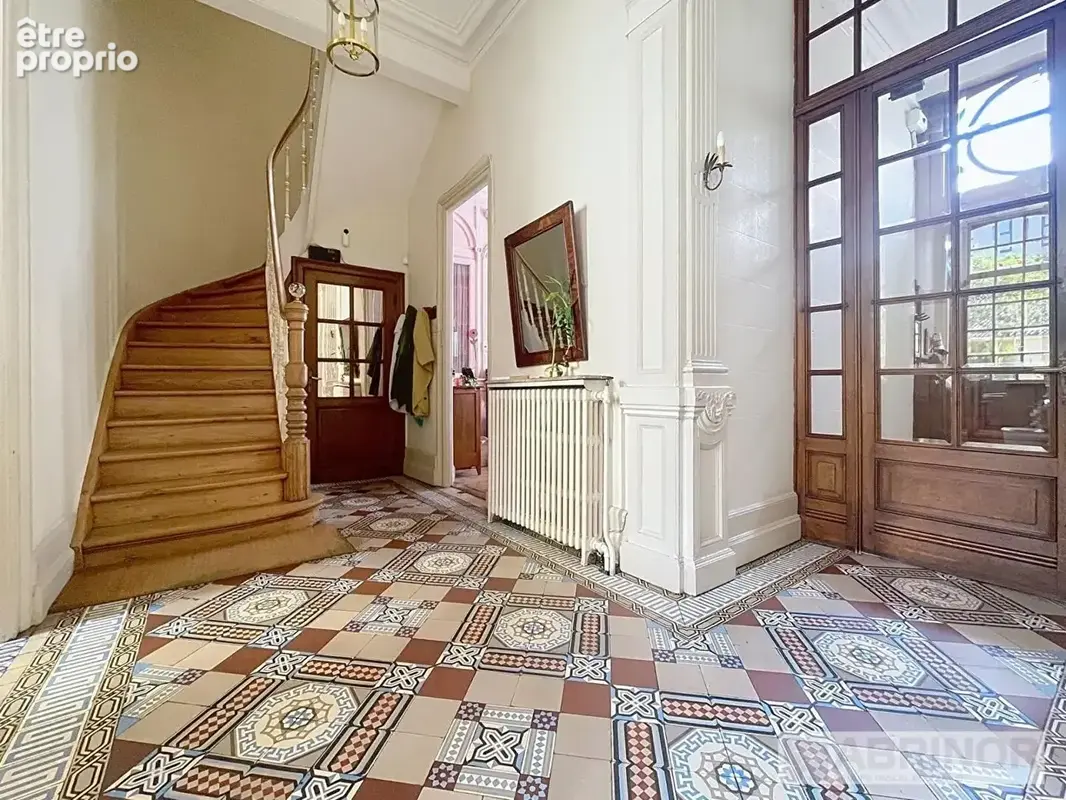 LILLE - Maison de caractère 6 chambres , 319 m² avec jardin, garage et potentiel à exploiter - photo 9