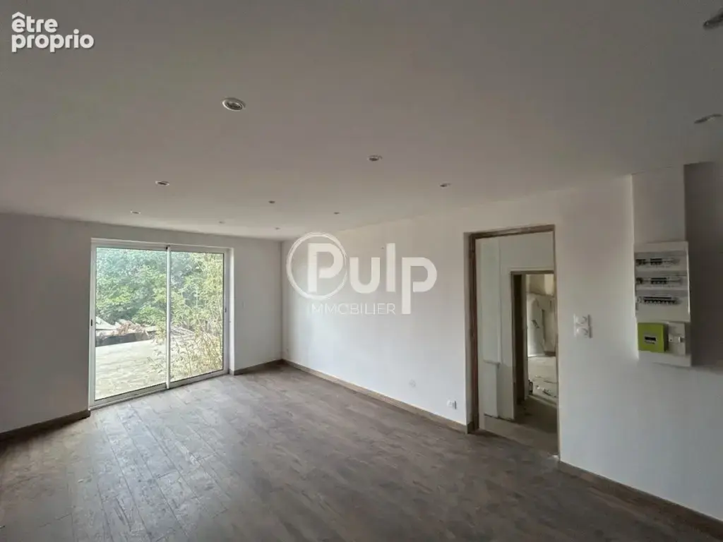 Immeuble de rapport - 2 appartements - Local commercial - Hangar 200 m2 - photo 2