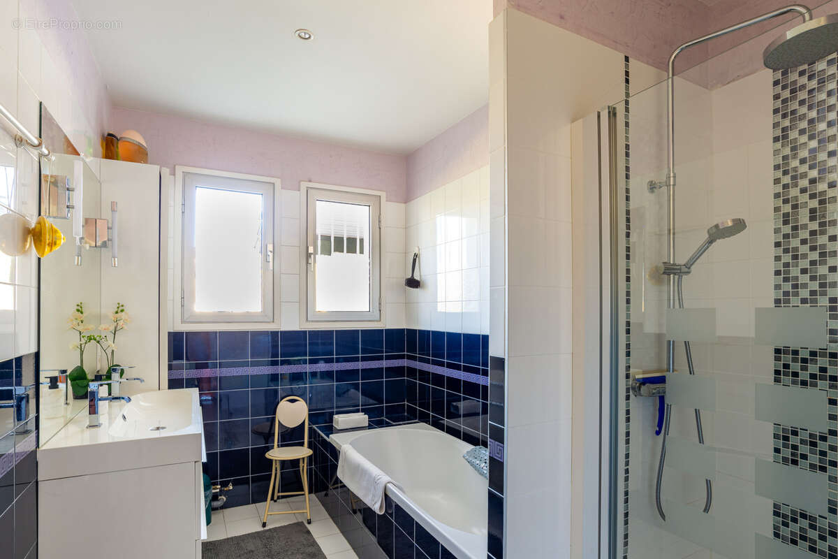 Cadre privilégié à Urrugne   Maison lumineuse avec piscine et double garage - photo 10
