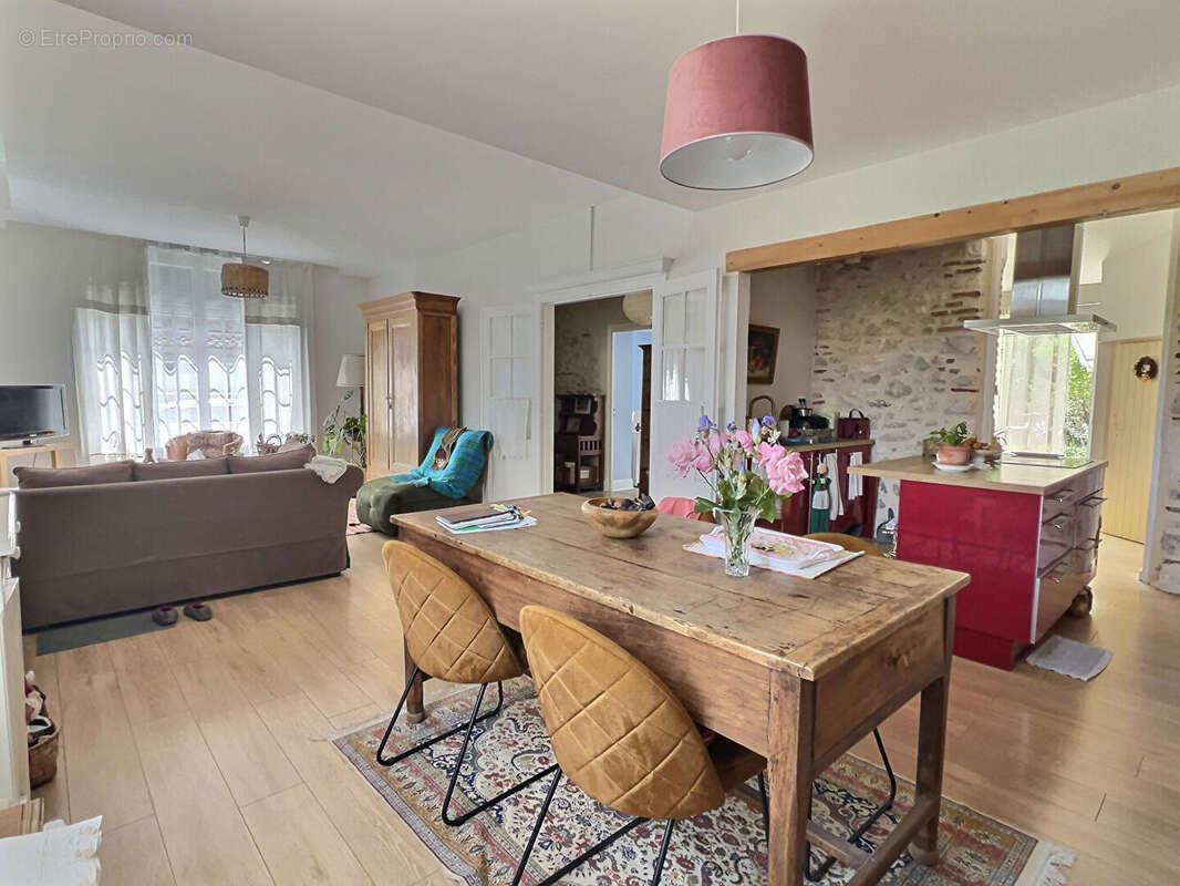 Découvrez cette agréable maison de ville entièrement rénovée récemment, offrant environ 142 m² habitables et un cadre de vie pra - photo 6