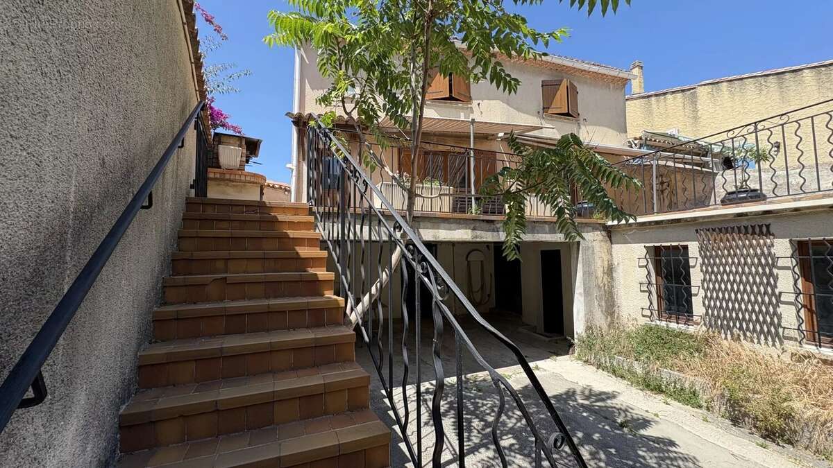 Maison à SAINT-MITRE-LES-REMPARTS