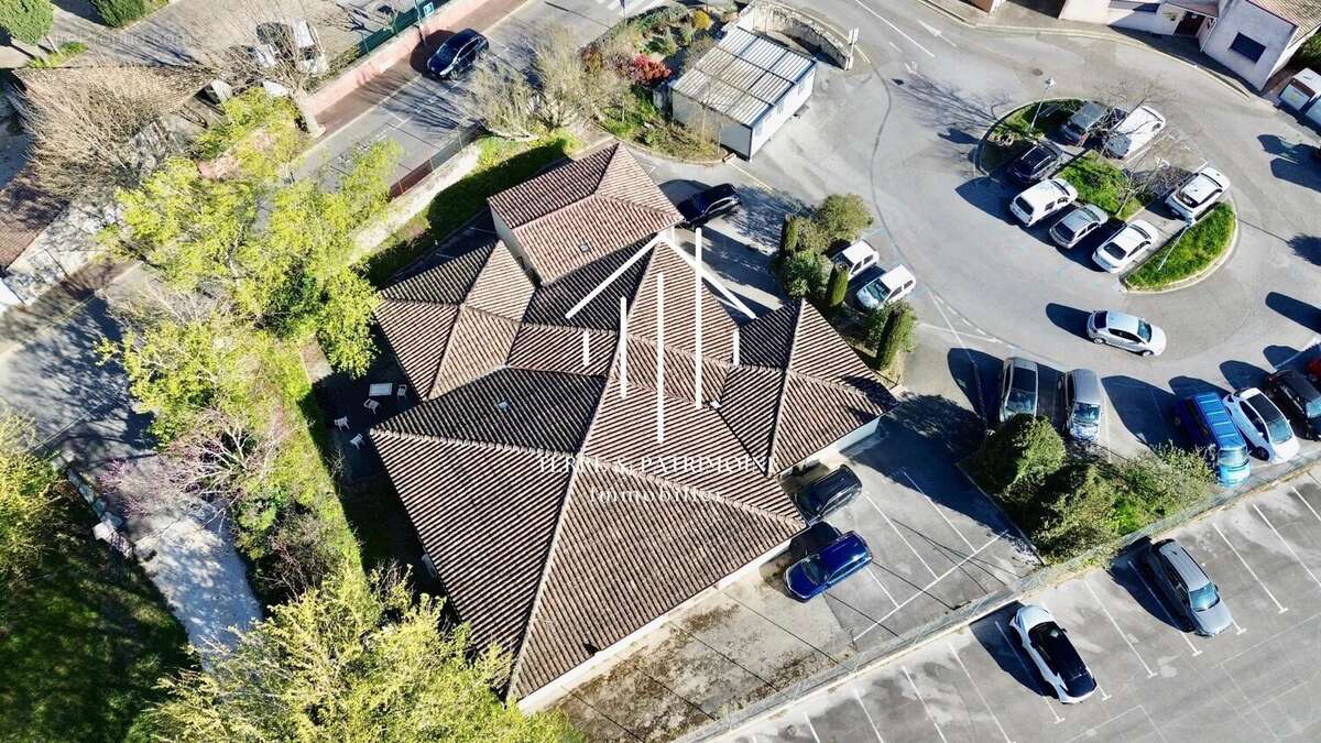 Commerce à VALLON-PONT-D'ARC