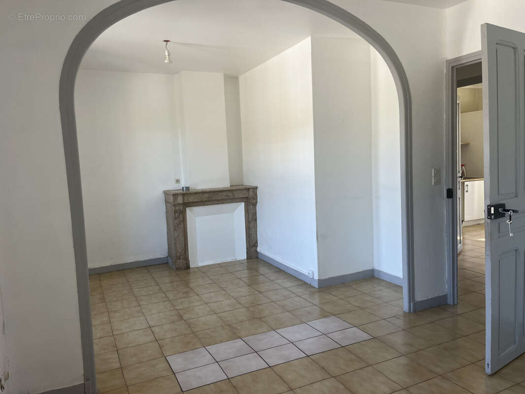 Appartement à REYNES