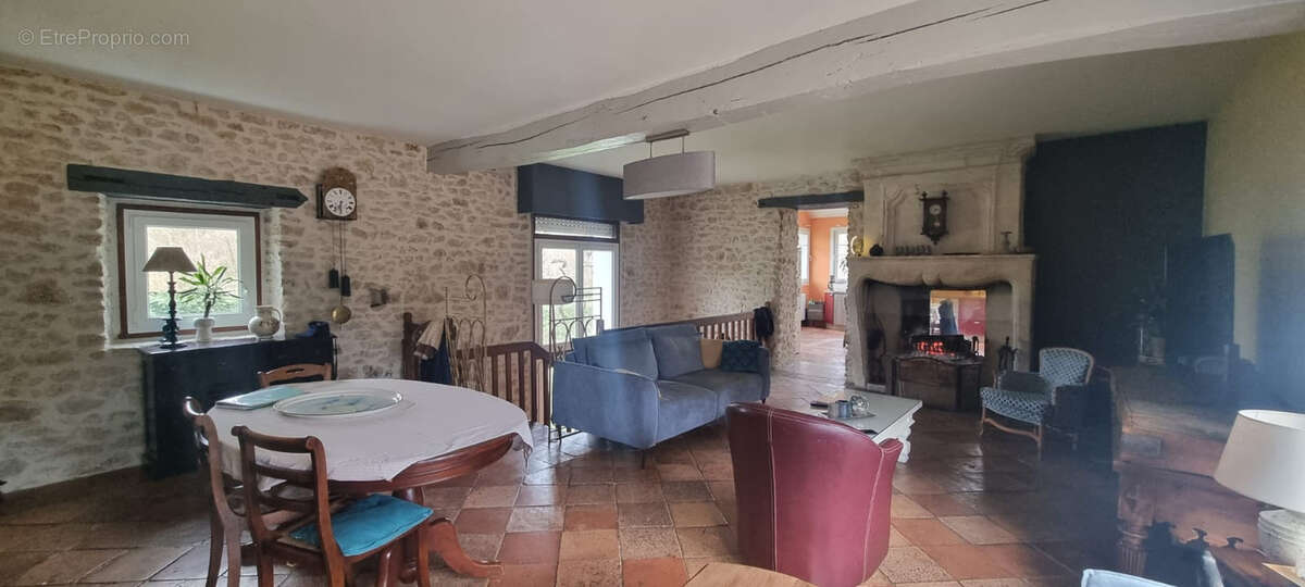 Maison à LES ORMES-SUR-VOULZIE