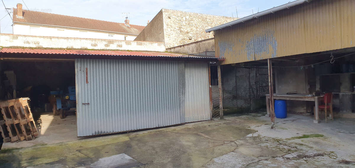 Grande maison avec dependances et cour - photo 5