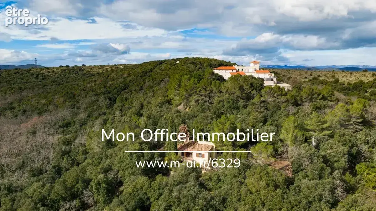 Référence : 6329-NGU. - propriété 10 pièces - 32ha - 980m2 - Vue spectaculaire sur la région et la mer - photo 3