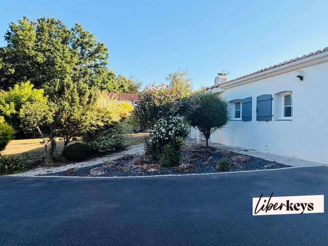 Maison familiale de plain-pied avec piscine, double garage et prestations énergétiques de qualité – Terrain arboré de 1 812 m² - photo 7