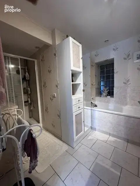 Maison sur2 niveaux 6 pp + garages + jardin - photo 7