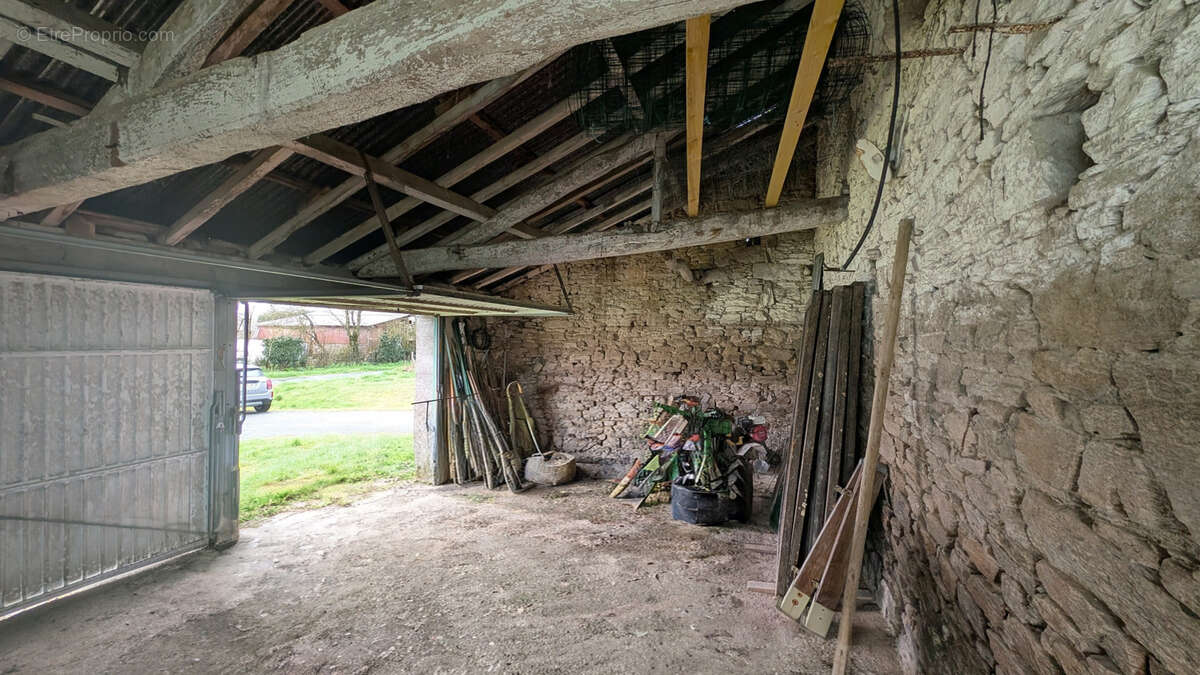 Parking à LES LANDES-GENUSSON