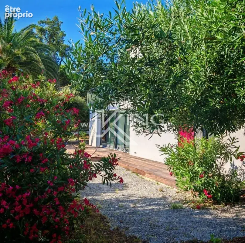 À deux pas de la plage de la Gaillarde, découvrez un bien d'exception aux allures de villa - photo 16