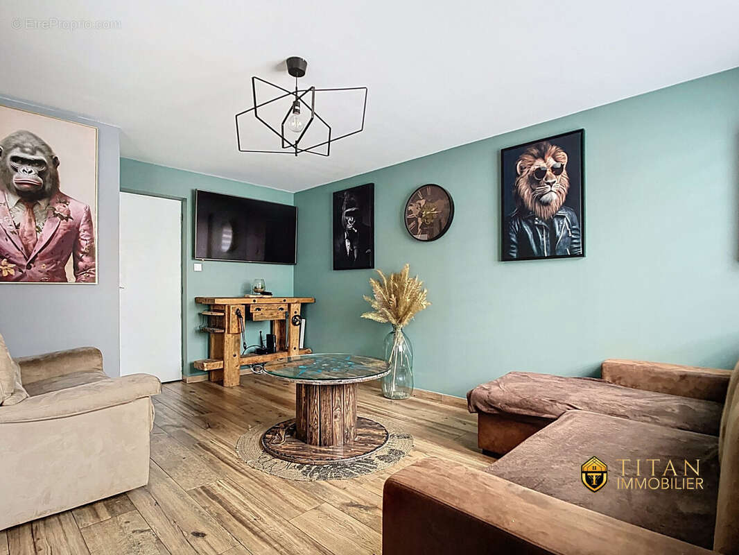 En Exclusivité : Maison semi-individuelle, 3 chambres, grand jardin avec terrasse, garage et places de stationnements. Titan immobilier - Maison à DUNKERQUE