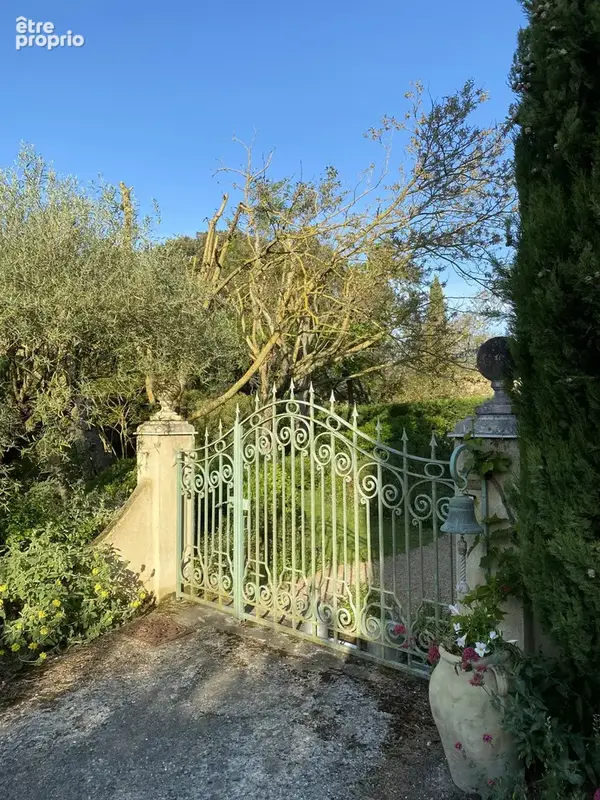 Dans un Domaine fortifiée médiéval, maison en pierres avec 249m2 habitables avec jardin privatif et paysagé - photo 6