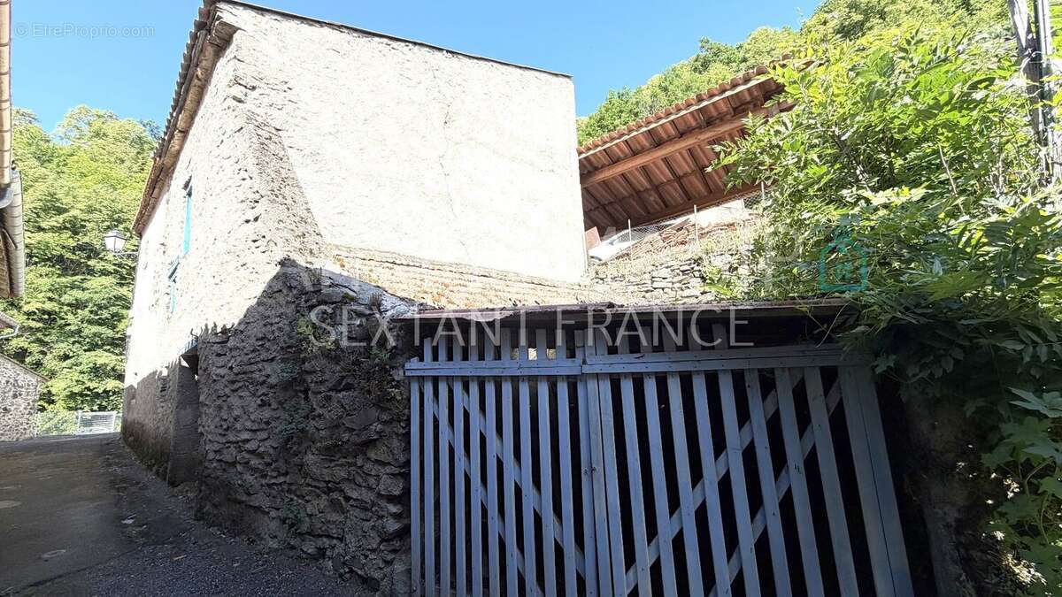 Grange a amenager, abri voiture, jardinet dans hameau prise - photo 4