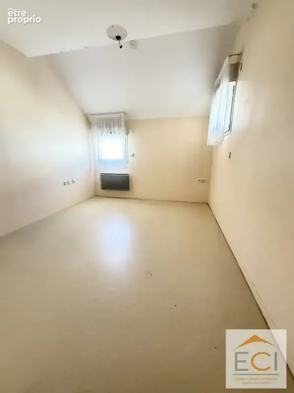 À vendre - Appartement T3 au dernier étage avec terrasse - photo 8