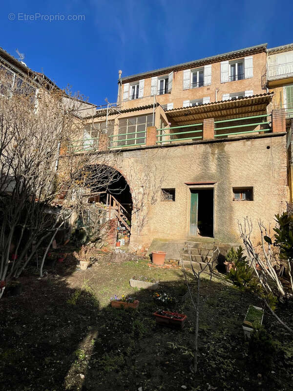 Immeuble de 5 appartements, jardin terrasse et garage, salernes centre, le var (83) ideal investisseur - photo 3