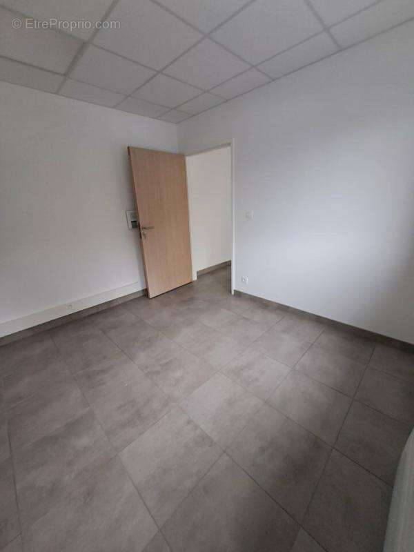 Commerce à LA MEZIERE